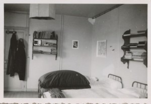 Ma chambre en 1946-47, la plus belle du troisième étage à l’angle du pavillon de Valois. Nous la partagions à trois, deux anciens et un bizuth en surnombre, en raison du manque de place. J’occupais le troisième lit bas, derrière les deux lits du premier plan.