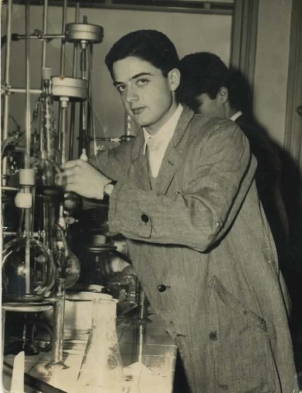 Michel Boyer, élève de l’ENS de Saint-Cloud, pendant les travaux pratiques de chimie organique à la Halle aux Vins, novembre 1963, photo archives personnelles.