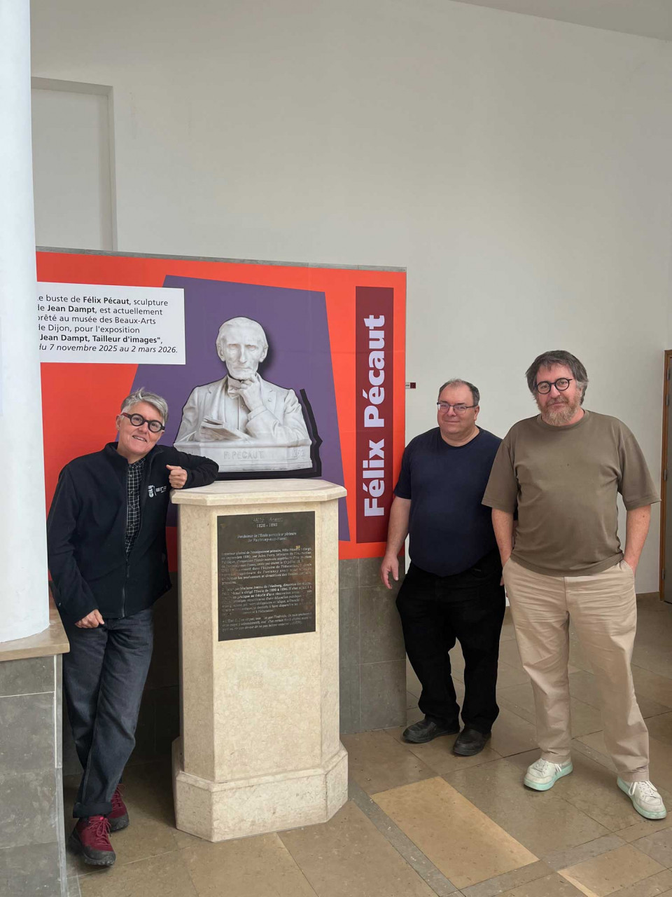 L'équipe d'ENS Média autour de l'installation temporaire remplaçant le buste de Félix Pécaut